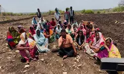 పోడు భూముల్లో చదును పనులు అడ్డుకున్న దర్గాపల్లి గ్రామస్తులు