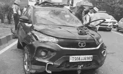 కారును వెనుక నుంచి ఢీ కొట్టిన ఎలక్ట్రికల్ ఆర్టీసీ బస్సు కారును వెనుక నుంచి ఢీ కొట్టిన ఎలక్ట్రికల్ ఆర్టీసీ బస్సు