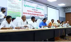 నాణ్యమైన విత్తనాలే రైతులకు సరఫరా చేయాలి : మంత్రి సీతక్క