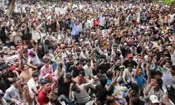 కాక్రోచెస్ పార్టీ నిరసన సక్సెస్.. దేశవ్యాప్తంగా ప్రశంసల జల్లు