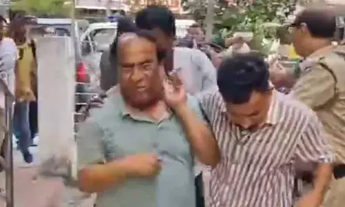 తృణమూల్ కాంగ్రెస్ ఉపాధ్యక్షుడిపై గుడ్లతో దాడి