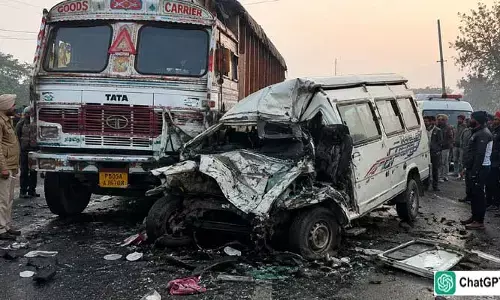 ఘోర రోడ్డు ప్రమాదం: ట్రక్కును వ్యాన్ ఢీకొని ఏడుగురు మృతి