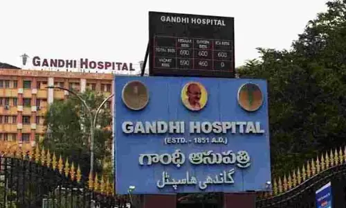 గాంధీ  ఆసుప‌త్రి గేట్ వ‌ద్ద క‌త్తితో దాడి.. వ్య‌క్తికి తీవ్ర‌గాయాలు