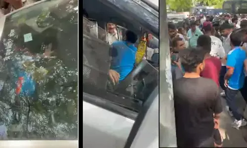 అప్పుడే ఎక్కడికి పారిపోతున్నావ్?  CJP వ్యవస్థాకుడు అభిజీత్‌ దీప్కేను అడ్డుకున్న ప్రజలు