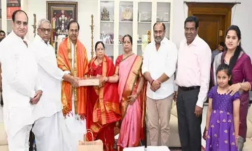 మాజీ ముఖ్యమంత్రి కేసీఆర్ ను కలిసిన  మాజీ ప్రొటెం చైర్మన్  భూపాల్ రెడ్డి దంపతులు