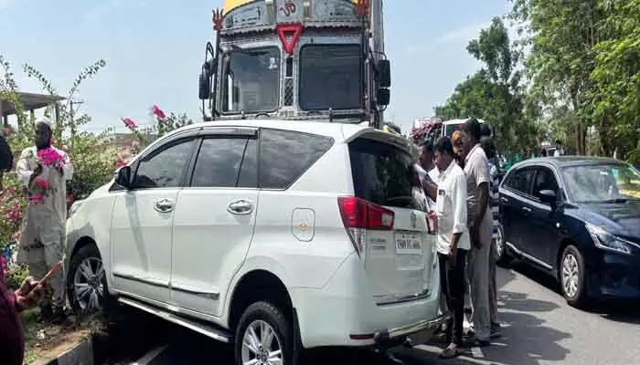 మాజీ ఎమ్మెల్యే బిగాలకు తప్పిన ప్రమాదం మాజీ ఎమ్మెల్యే బిగాలకు తప్పిన ప్రమాదం