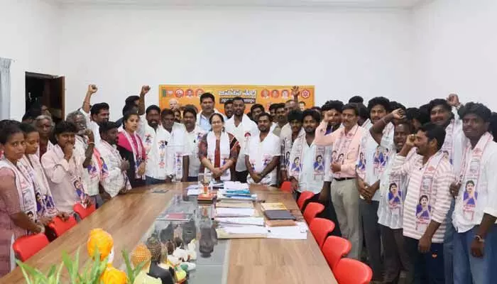 వైసీపీకి భారీ షాక్.. జనసేనలో చేరిన కీలక నేతలు వైసీపీకి భారీ షాక్.. జనసేనలో చేరిన కీలక నేతలు