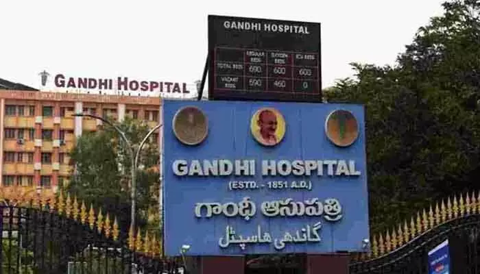 గాంధీ ఆసుపత్రి గేట్ వద్ద కత్తితో దాడి.. వ్యక్తికి తీవ్రగాయాలు గాంధీ ఆసుపత్రి గేట్ వద్ద కత్తితో దాడి.. వ్యక్తికి తీవ్రగాయాలు