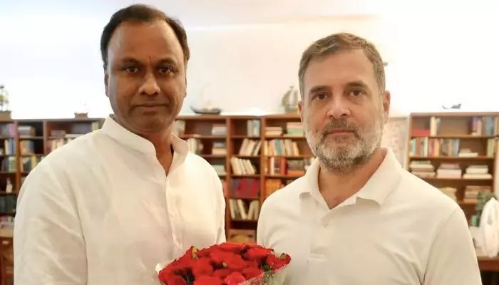 రాహుల్ గాంధీతో కోమటిరెడ్డి రాజగోపాల్ రెడ్డి భేటీ.. మంత్రి పదవి కోసమేనా? రాహుల్ గాంధీతో కోమటిరెడ్డి రాజగోపాల్ రెడ్డి భేటీ.. మంత్రి పదవి కోసమేనా?