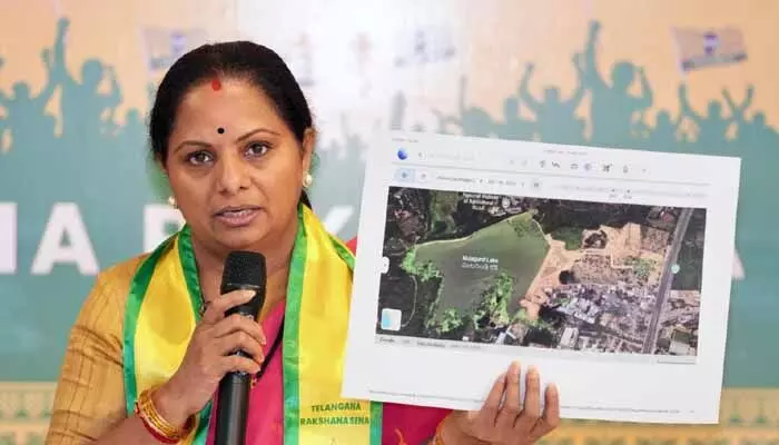 రేవంత్ ప్రభుత్వంలో లక్ష కోట్ల భూదోపిడీ.. ఆధారాలతో సహా బయటపెడతా : కవిత రేవంత్ ప్రభుత్వంలో లక్ష కోట్ల భూదోపిడీ.. ఆధారాలతో సహా బయటపెడతా : కవిత