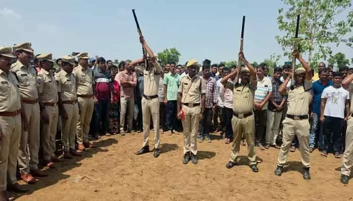 ప్రభుత్వ అధికార లాంఛనాలతో ఏఆర్ కానిస్టేబుల్ రాజు అంత్యక్రియలు ప్రభుత్వ అధికార లాంఛనాలతో ఏఆర్ కానిస్టేబుల్ రాజు అంత్యక్రియలు