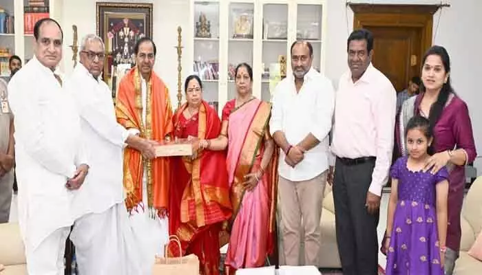 మాజీ ముఖ్యమంత్రి కేసీఆర్ ను కలిసిన మాజీ ప్రొటెం చైర్మన్ భూపాల్ రెడ్డి దంపతులు మాజీ ముఖ్యమంత్రి కేసీఆర్ ను కలిసిన మాజీ ప్రొటెం చైర్మన్ భూపాల్ రెడ్డి దంపతులు