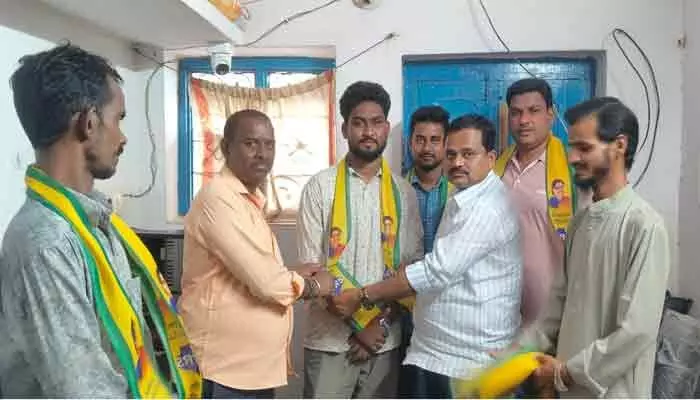 TRSలో చేరిన బీఆర్ఎస్, కాంగ్రెస్ నాయకులు TRSలో చేరిన బీఆర్ఎస్, కాంగ్రెస్ నాయకులు