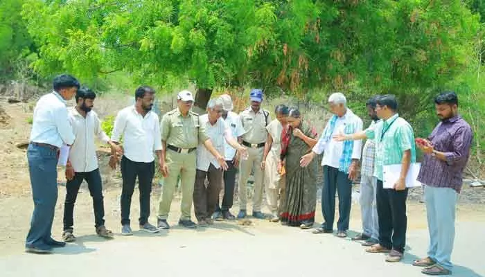 వృద్ద దంపతులకు ఇళ్లు అప్పగింత వృద్ద దంపతులకు ఇళ్లు అప్పగింత