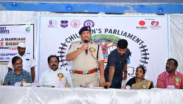 విద్యతోనే మంచి భవిష్యత్తు : ఎస్పీ శ్రీనివాసరావు విద్యతోనే మంచి భవిష్యత్తు : ఎస్పీ శ్రీనివాసరావు