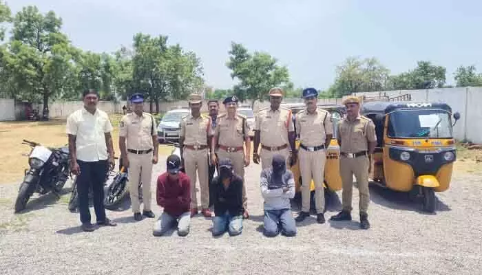 హాలీవుడ్ ను తలపించిన నాగిరెడ్డిపేట్ పోలీసుల మిడ్నైట్ చేజింగ్ హాలీవుడ్ ను తలపించిన నాగిరెడ్డిపేట్ పోలీసుల మిడ్నైట్ చేజింగ్