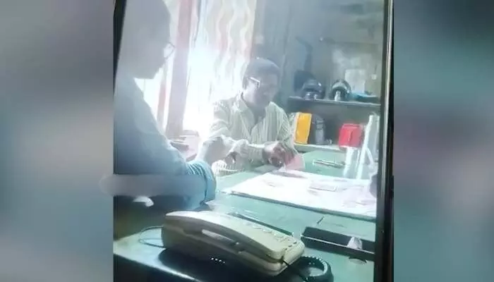 డ్యూటీ వేళల్లో పేకాటాడుతూ దొరికిపోయిన విశాఖ స్టీల్ ప్లాంట్ సిబ్బంది డ్యూటీ వేళల్లో పేకాటాడుతూ దొరికిపోయిన విశాఖ స్టీల్ ప్లాంట్ సిబ్బంది