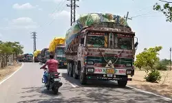 రోడ్డుపై నిలిచిన వడ్ల లారీలు.. వాహనదారులకు తీవ్ర ఇబ్బందులు! రోడ్డుపై నిలిచిన వడ్ల లారీలు.. వాహనదారులకు తీవ్ర ఇబ్బందులు!
