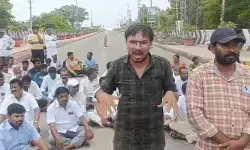 గద్వాల ఆసుపత్రి వద్ద ఉద్రిక్తత.. ప్రధాన రహదారిపై బైఠాయించి నిరసన గద్వాల ఆసుపత్రి వద్ద ఉద్రిక్తత.. ప్రధాన రహదారిపై బైఠాయించి నిరసన
