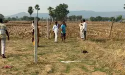 ప్రభుత్వ భూములు ఆక్రమిస్తే చర్యలు తప్పవు: తహసీల్దార్ ప్రభుత్వ భూములు ఆక్రమిస్తే చర్యలు తప్పవు: తహసీల్దార్