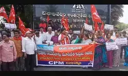 ఎయిర్ పోర్టును దూరం చేయొద్దు: సీపీఐ నేతల ధర్నా ఎయిర్ పోర్టును దూరం చేయొద్దు: సీపీఐ నేతల ధర్నా