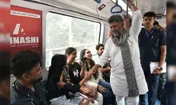 మెట్రోలో ప్రయాణించిన సీఎం డీకే శివకుమార్ మెట్రోలో ప్రయాణించిన సీఎం డీకే శివకుమార్