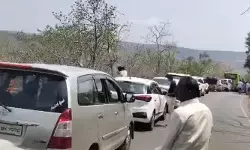 శ్రీశైలం జలాశయం దగ్గర భారీగా ట్రాఫిక్ జామ్