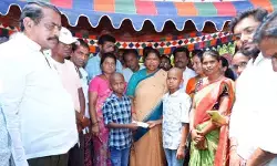 మృతుల కుటుంబాలను పరామర్శించిన మంత్రి సీతక్క
