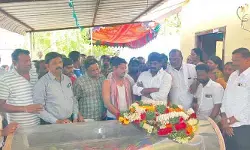 మృతి చెందిన రైతు కుటుంబానికి ఎమ్మెల్యే ఆర్థిక సహకారం.. మృతి చెందిన రైతు కుటుంబానికి ఎమ్మెల్యే ఆర్థిక సహకారం..