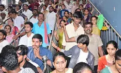 ఇంద్రకీలాద్రికి పోటెత్తిన భక్తులు ఇంద్రకీలాద్రికి పోటెత్తిన భక్తులు