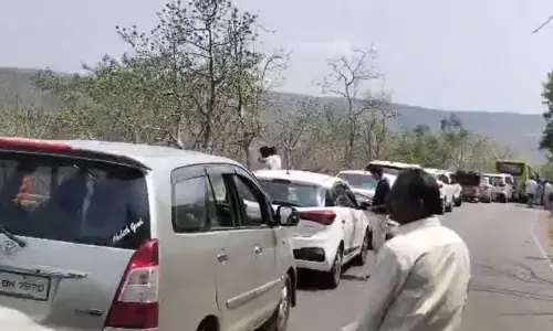 శ్రీశైలం జలాశయం దగ్గర భారీగా ట్రాఫిక్ జామ్