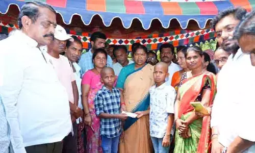 మృతుల కుటుంబాలను పరామర్శించిన మంత్రి సీతక్క