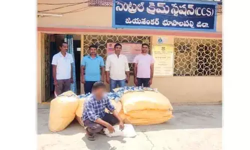 భూపాలపల్లి జిల్లాలో భారీ ఎత్తున నిషేధిత  అంబర్ గుట్కా ప్యాకెట్ల స్వాధీనం