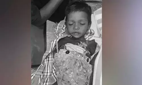 పాము కాటుతో చిన్నారి మృతి