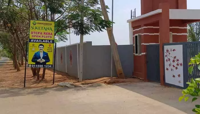 స్వర్గసీమ’ వెంచర్ యాజమాన్యం పెద్ద డ్రామా.. గిఫ్ట్ డీడ్ చేసినా రూ. 5 కోట్ల పంచాయతీ భూమి కబ్జా! స్వర్గసీమ’ వెంచర్ యాజమాన్యం పెద్ద డ్రామా.. గిఫ్ట్ డీడ్ చేసినా రూ. 5 కోట్ల పంచాయతీ భూమి కబ్జా!