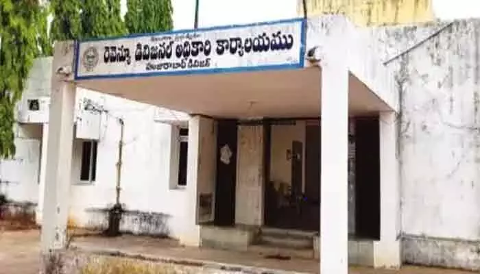 హుజూరాబాద్ ఆర్డీవో కార్యాలయంలో ఫైళ్లకు బ్రేక్! హుజూరాబాద్ ఆర్డీవో కార్యాలయంలో ఫైళ్లకు బ్రేక్!
