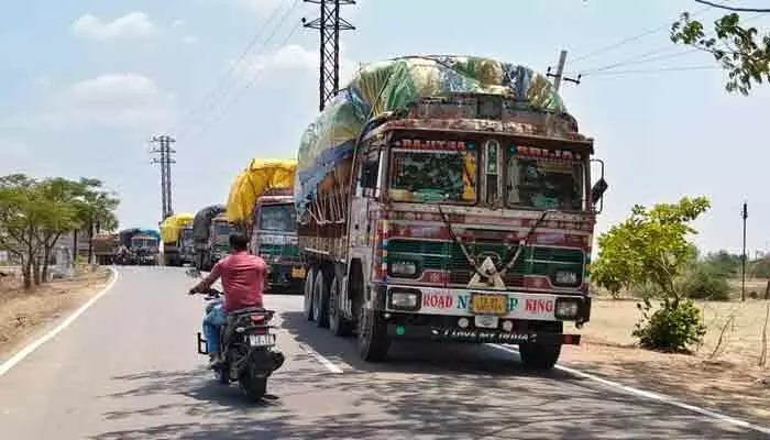 రోడ్డుపై నిలిచిన వడ్ల లారీలు.. వాహనదారులకు తీవ్ర ఇబ్బందులు! రోడ్డుపై నిలిచిన వడ్ల లారీలు.. వాహనదారులకు తీవ్ర ఇబ్బందులు!