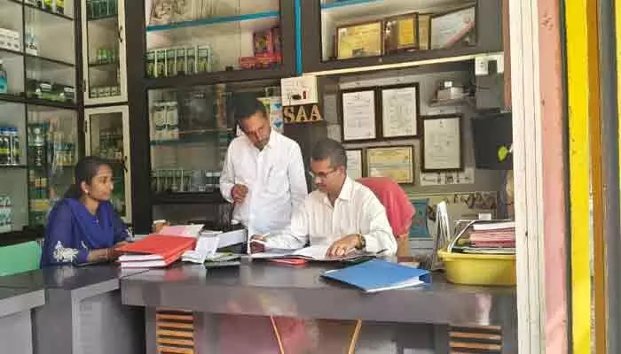 నాసిరకం విత్తనాలు రైతులకు సరఫరా చేస్తే షాపులు సీజ్:డీఏవో నాసిరకం విత్తనాలు రైతులకు సరఫరా చేస్తే షాపులు సీజ్:డీఏవో