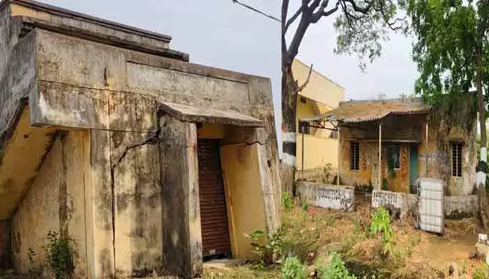 శిథిలావస్థలో వ్యవసాయ శాఖ కార్యాలయం శిథిలావస్థలో వ్యవసాయ శాఖ కార్యాలయం