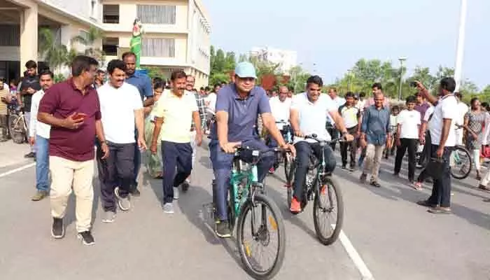 సైక్లింగ్ కాలుష్య నియంత్రణకు దోహదం: జిల్లా కలెక్టర్ సైక్లింగ్ కాలుష్య నియంత్రణకు దోహదం: జిల్లా కలెక్టర్