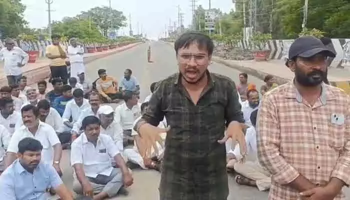 గద్వాల ఆసుపత్రి వద్ద ఉద్రిక్తత.. ప్రధాన రహదారిపై బైఠాయించి నిరసన గద్వాల ఆసుపత్రి వద్ద ఉద్రిక్తత.. ప్రధాన రహదారిపై బైఠాయించి నిరసన