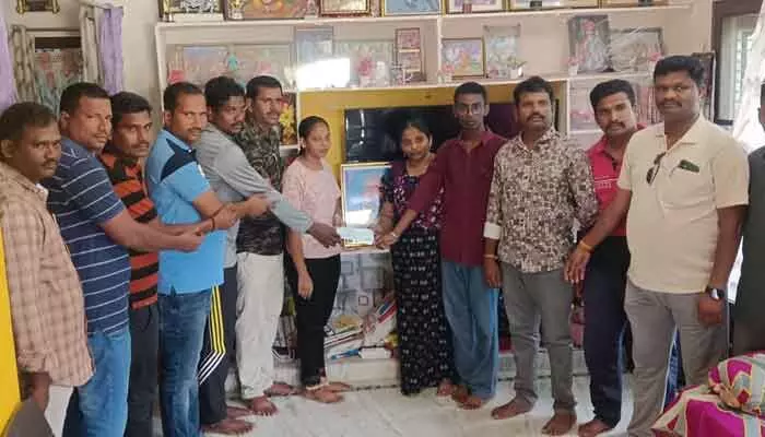 కానిస్టేబుల్ కుటుంబానికి మిత్రులు రూ.1.50 లక్షల ఆర్థిక సాయం.. కానిస్టేబుల్ కుటుంబానికి మిత్రులు రూ.1.50 లక్షల ఆర్థిక సాయం..