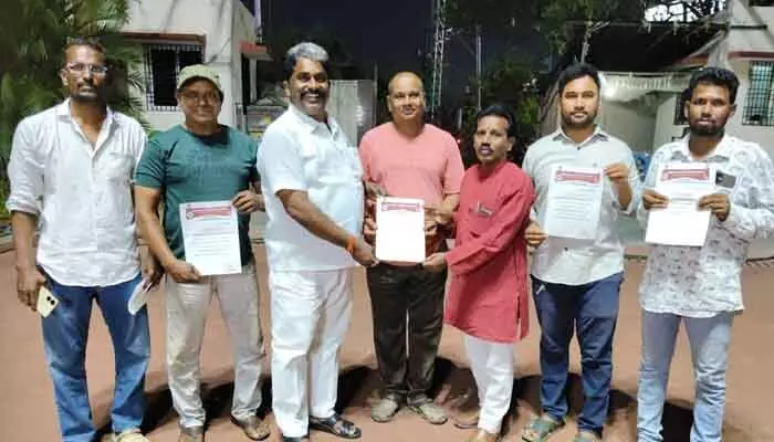 తెలంగాణ ఉద్యమంలో కీలక పాత్ర పోషించిన వారికి నియామక పత్రాలు అందజేత తెలంగాణ ఉద్యమంలో కీలక పాత్ర పోషించిన వారికి నియామక పత్రాలు అందజేత