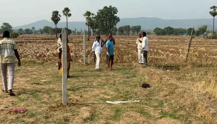 ప్రభుత్వ భూములు ఆక్రమిస్తే చర్యలు తప్పవు: తహసీల్దార్ ప్రభుత్వ భూములు ఆక్రమిస్తే చర్యలు తప్పవు: తహసీల్దార్