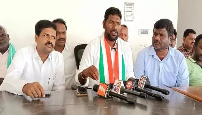 బీజేపీ నాయకుడు ఎల్లేనివీ దొంగ నాటకాలు.. దొంగ దీక్షలు : కాంగ్రెస్ మండల అధ్యక్షుడు బాలరాజు బీజేపీ నాయకుడు ఎల్లేనివీ దొంగ నాటకాలు.. దొంగ దీక్షలు : కాంగ్రెస్ మండల అధ్యక్షుడు బాలరాజు
