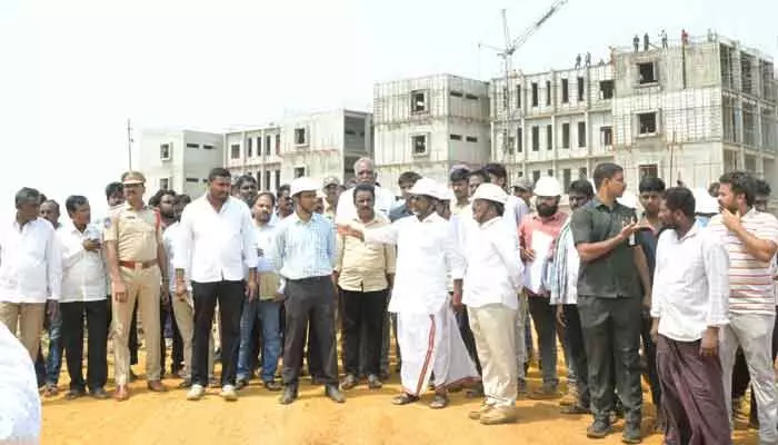 లక్ష్మీపురం స్కూల్ పనుల్లో వేగం పెంచండి: డిప్యూటీ సీఎం భట్టి విక్రమార్క లక్ష్మీపురం స్కూల్ పనుల్లో వేగం పెంచండి: డిప్యూటీ సీఎం భట్టి విక్రమార్క
