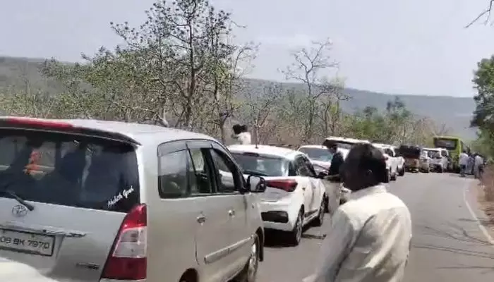 శ్రీశైలం జలాశయం దగ్గర భారీగా ట్రాఫిక్ జామ్ శ్రీశైలం జలాశయం దగ్గర భారీగా ట్రాఫిక్ జామ్