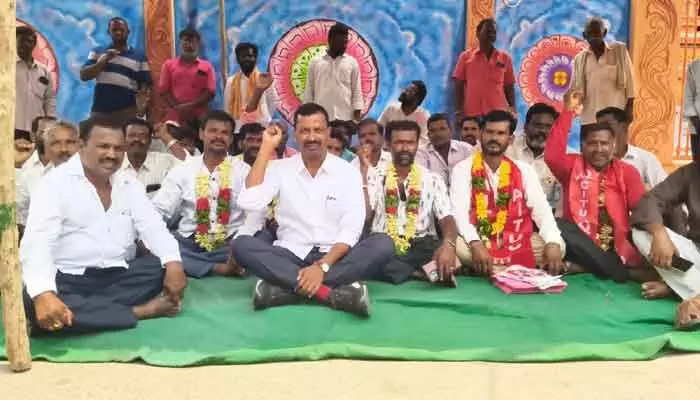 భవన నిర్మాణ కార్మికులకు ఈఎస్ఐ కార్డు సదుపాయం కల్పించాలి: ఎమ్మెల్సీ భవన నిర్మాణ కార్మికులకు ఈఎస్ఐ కార్డు సదుపాయం కల్పించాలి: ఎమ్మెల్సీ