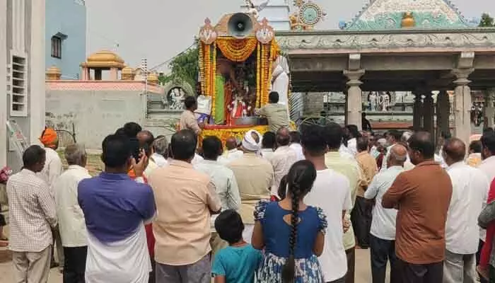 వర్షాలు సంతృప్తిగా పడాలని రామాలయంలో ముడుపు విప్పిన రైతులు వర్షాలు సంతృప్తిగా పడాలని రామాలయంలో ముడుపు విప్పిన రైతులు