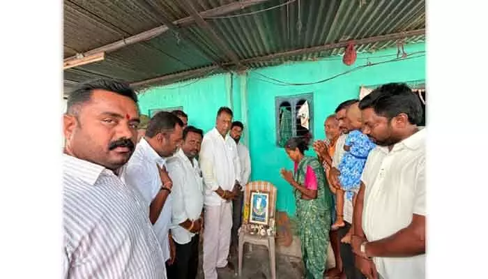 బాధిత కుటుంబానికి అండగా మంత్రి అడ్లూరి బాధిత కుటుంబానికి అండగా మంత్రి అడ్లూరి